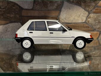 Peugeot 205 Junior bílá - 4