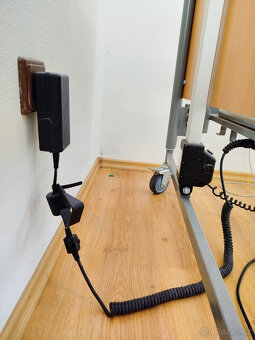 Polohovací postel pro seniory + vybavení + zdarma mikrovlnná - 4