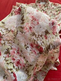 Letní delší květovaná halenka bez rukávů - 4