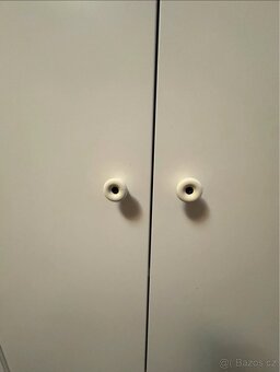 Bílá skříň značky IKEA - 4