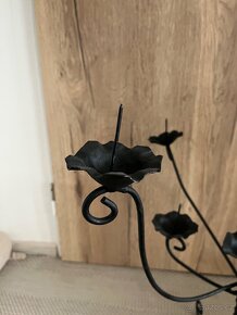 Kovový černý svícen s květinovým kalíšky - 4