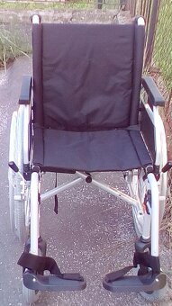 INVALIDNÍ VOZÍK-46CM-ODLEHČEN-BRZDY PRO DOPROVOD - - 4