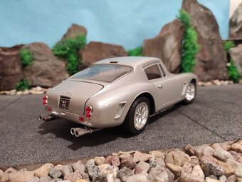 prodám model 1:18 Ferrari 250 GT Berlinetta - 4
