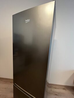 Prodám lednici s mrazákem značky Beko v šedé barvě. - 4