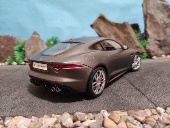 Prodám nový model 1:18 Jaguar f type R 2015 - 4