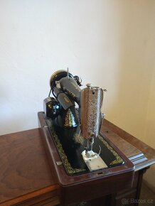 historický eletrický šicí stroj - 4