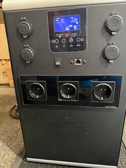 Prodám stanici ALL-IN 2,4kW-5kWh, MPPT - 4