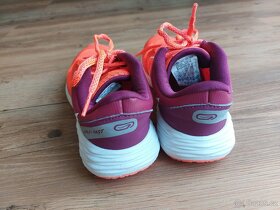 Dětské(dívčí) boty na atletiku zn. Kalenji vel. 35 - 4