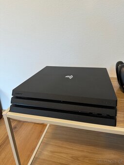 PS4 pro s třemi ovladači a hrami - 4