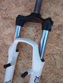 Odpružená vidlice SR Suntour XCM 30, 26" - 4