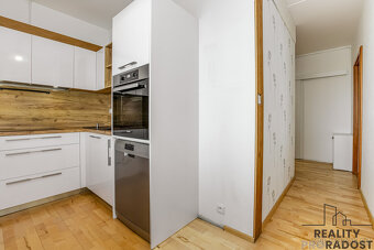 Světlý prostorný byt 3+1 s jídelnou a dvěma balkony v posled - 4