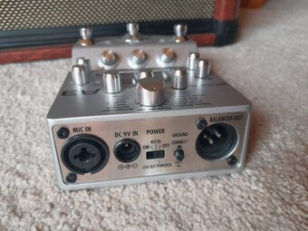 Akustické 15W kombo Behringer Ultracoustic  AT108 - 4