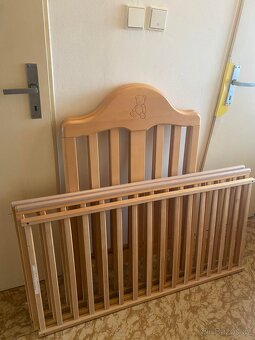 Dřevěná dětská postýlka 120x60 – masiv, pěkný stav - 4
