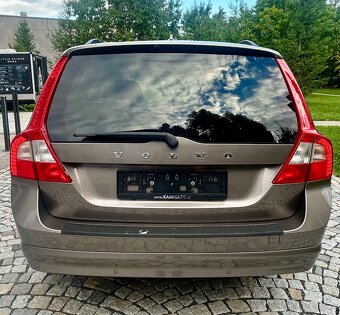 VOLVO V70 2.0D4 120KW 5VÁLCE SUMMUM AUT-KUŽE-Bi XENON-ACC - 4