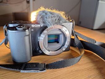 Sony ZV-E10 (tělo) - 4