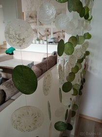 Dělící stěna, dekorativní závěs ze zeleno bílých mušlí - 4