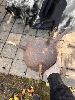 Kovová pánev na trojnožce s rukojetí - 4
