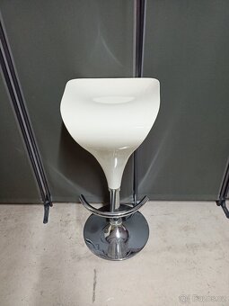 Prodám 4 x krásné výškově stavitelné otáčecí barové židle - 4