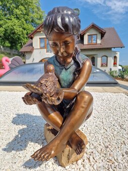 Bronzová socha - Dívka s ptáčkem - kolorovaná - 4