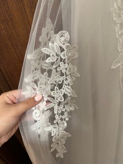 Bílé svatební šaty s krajkou a kamínky - 4