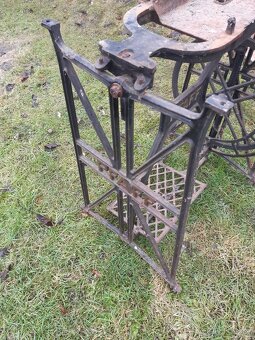 Prodám kostru - starý šicí stroj Pfaff - 4