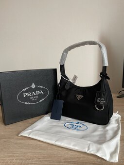 Prada Re-edition 2000 kabelka s krabicou - 4