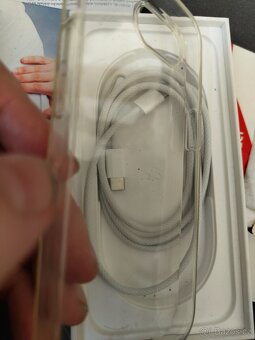 iPhone 16e - 4