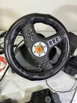 Herní volant s pedály a herním ovladačem - 4