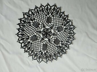 Ručně háčkované bavlněné naškrobené dečky 35 - 38 cm - 4