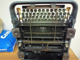 Starý psací stroj - 4