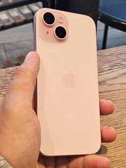 Prodám Iphone 15 - 256 GB růžová - stav jako nový - 4