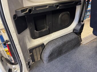 Zadní / přední sedačky / interiér Nissan NV200 / díly - 4