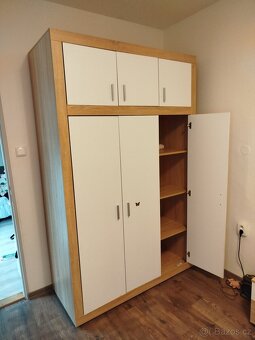 Prodám postel 200cm x 180cm i s rošty a nočními stolky - 4