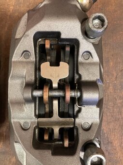 Třmeny Brembo DUCATI Monster 937 2021-2025 - 4