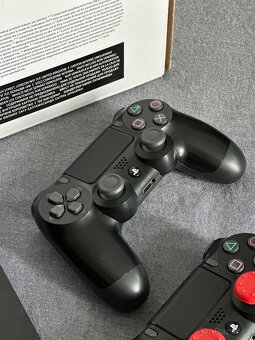PlayStation 4 (PS4) Slim 1TB + 2x Dualshock 4 - 4