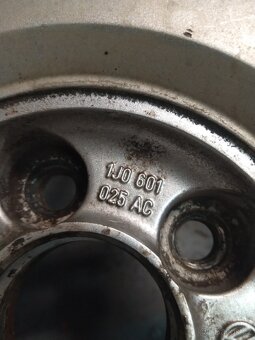 VW Golf IV, originální kola a letní pneu. - 4