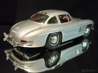 Mercedes Benz 300 SL stříbrný Bburago 1/18 - 4