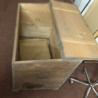 Dřevěná truhla na obilí. - 4