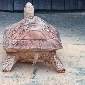 Zahradní dekorace želva motorovou pilou - 4