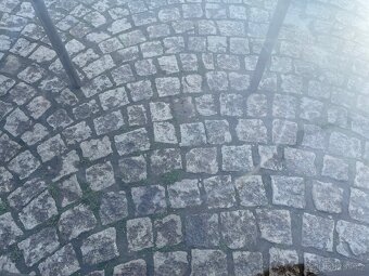 Skleněný stůl s nerezovými nohami - 4