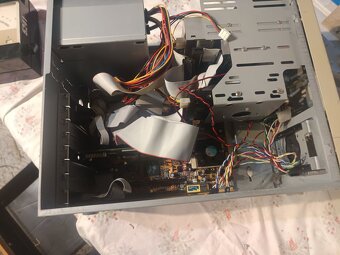počítač v klasické béžové ATX skříni Eurocase - 4