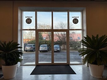 Pronájem reprezentativního showroomu 633 m² – vysoké stropy - 4