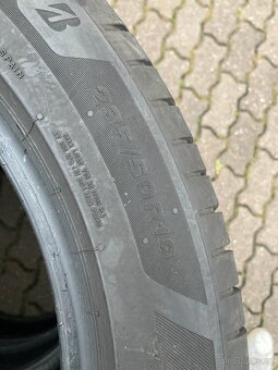 Sada letních pneu Bridgestone 235/50/19, cca 6 mm - 4