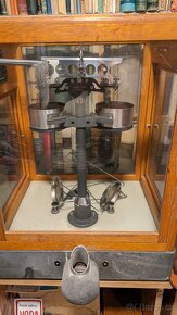 Rovnoramenné elektrické analytické váhy laboratorní staré - 4