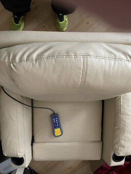 Křeslo s masážní mechanikou; Nastavitelná podnožka. Plně - 4