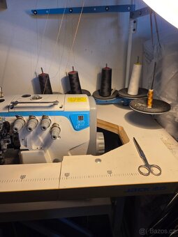 průmyslový šici stroj overlock 5 nitný na 220w - 4