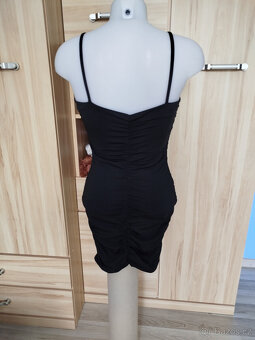 černé šaty s otvory - 4