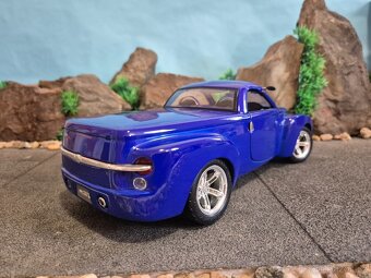 Prodám model 1:18 chevrolet SSR - 4