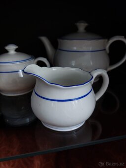 Bílý porcelánový servis s modrým proužkem - 4