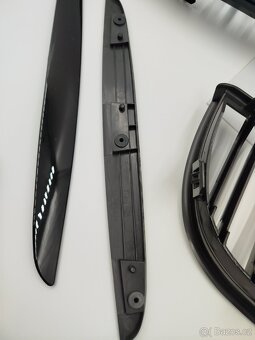 Černé ledvinky grill BMW E90 e91 e92 lesklá černá nové - 4